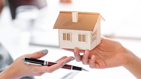 De ce este mai bine să investești în imobiliare decât în criptomonede?